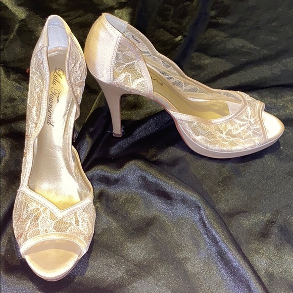 Lulu Townsend Lace Heels - Picture 4 of 5